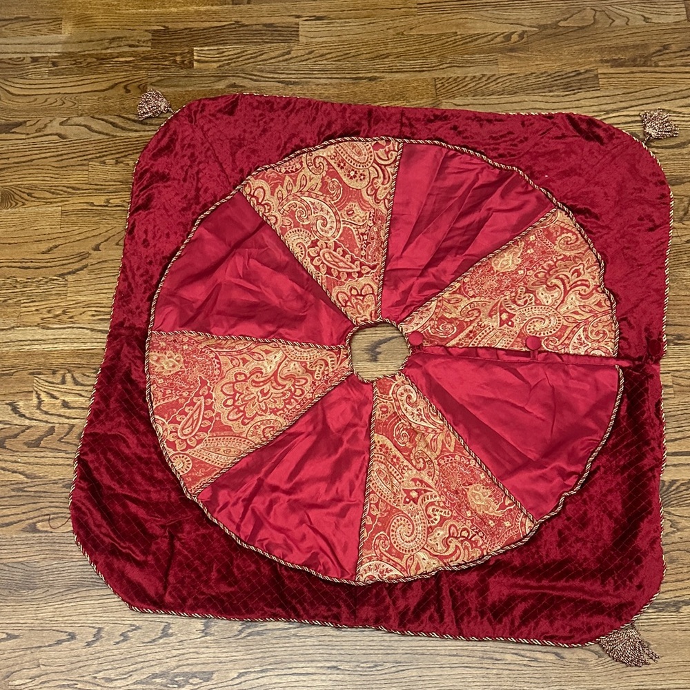 Luxurious Red and Gold Tree Skirt
Velvet, brocade & satin